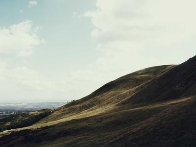 Dormitorio con cama queen